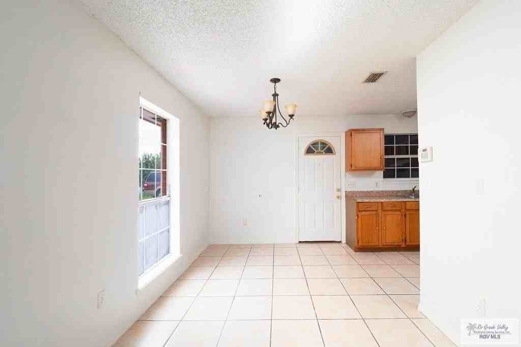 2111 El Arroyo St - Photo 4 of 12