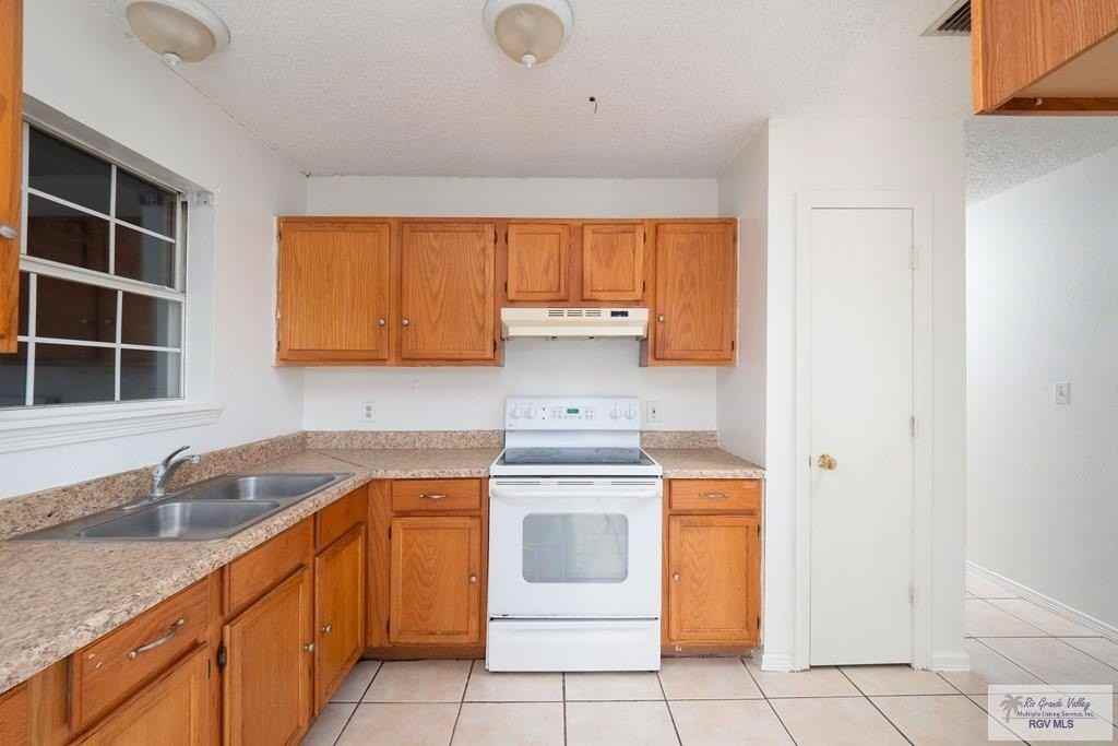 2111 El Arroyo St - Photo 5 of 12