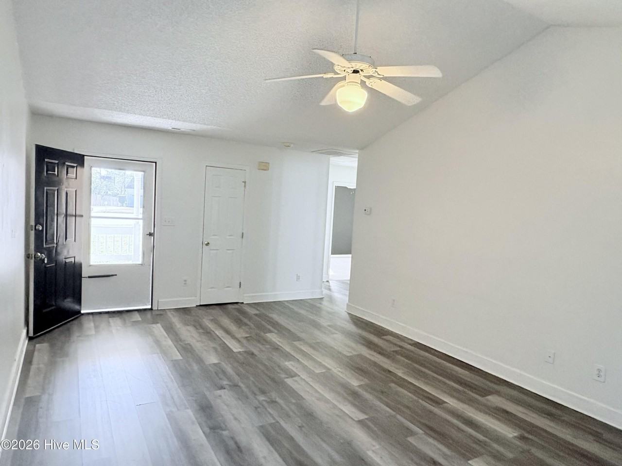 418 Eucalyptus Ln - Photo 4 of 24
