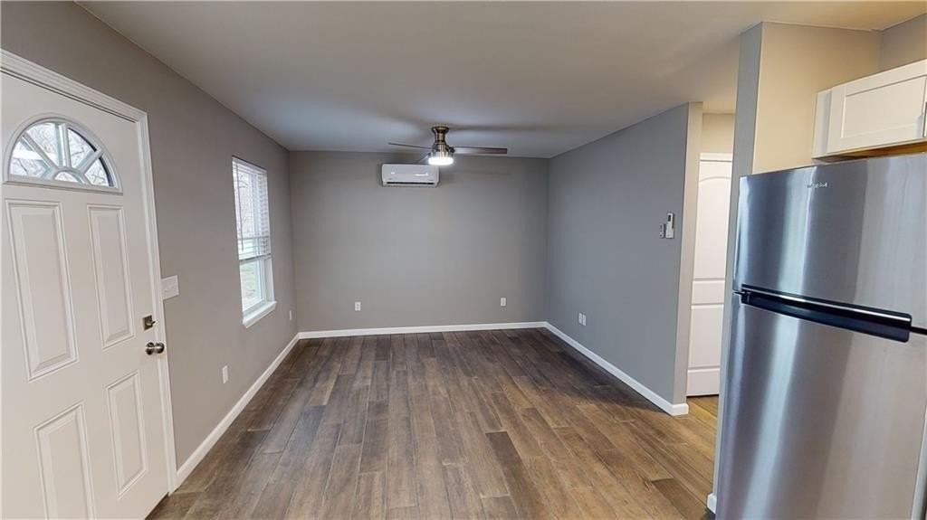 1247 N Ash St - Photo 6 of 10
