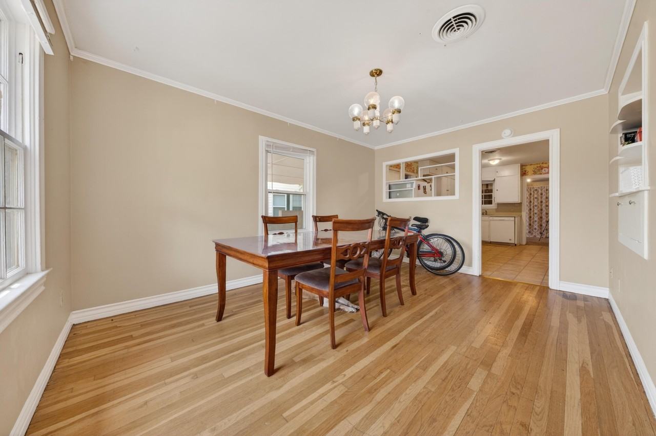 2212 22nd St - Photo 3 of 14