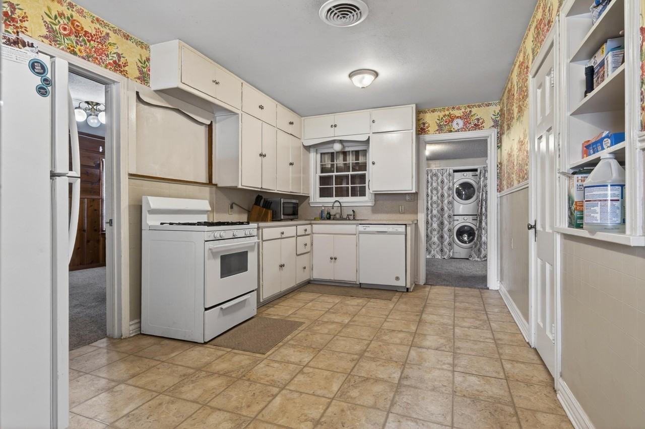 2212 22nd St - Photo 4 of 14
