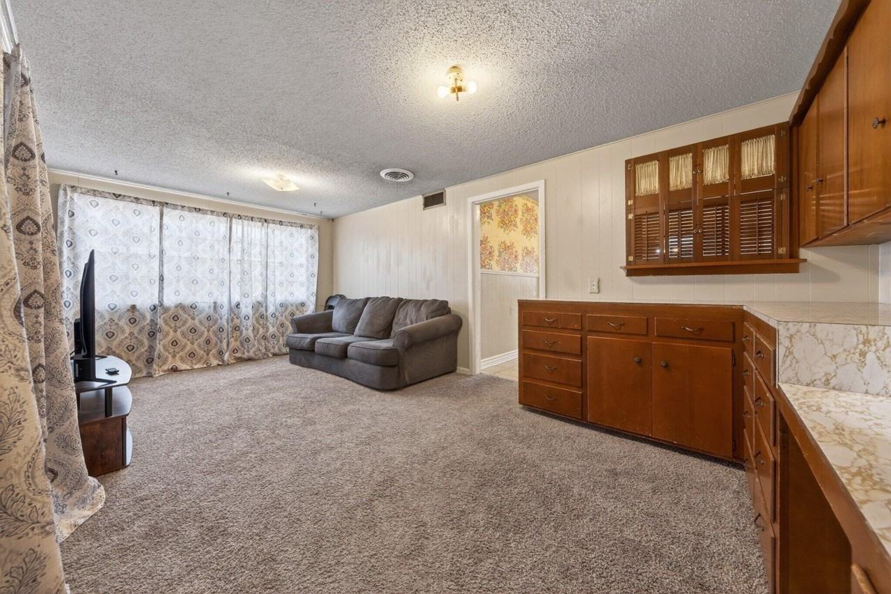 2212 22nd St - Photo 5 of 14