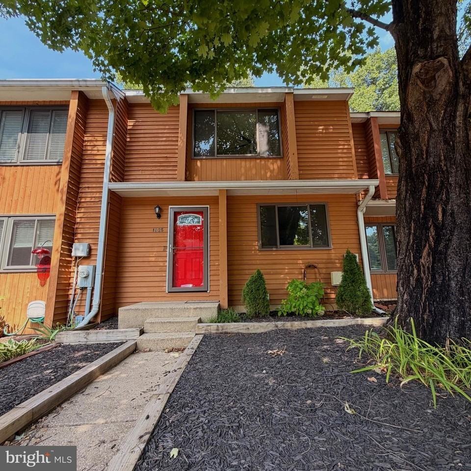 1025 Commanders Way N - Photo 2 of 37