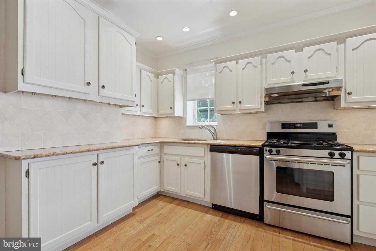 122 Conway Ave - Photo 3 of 32