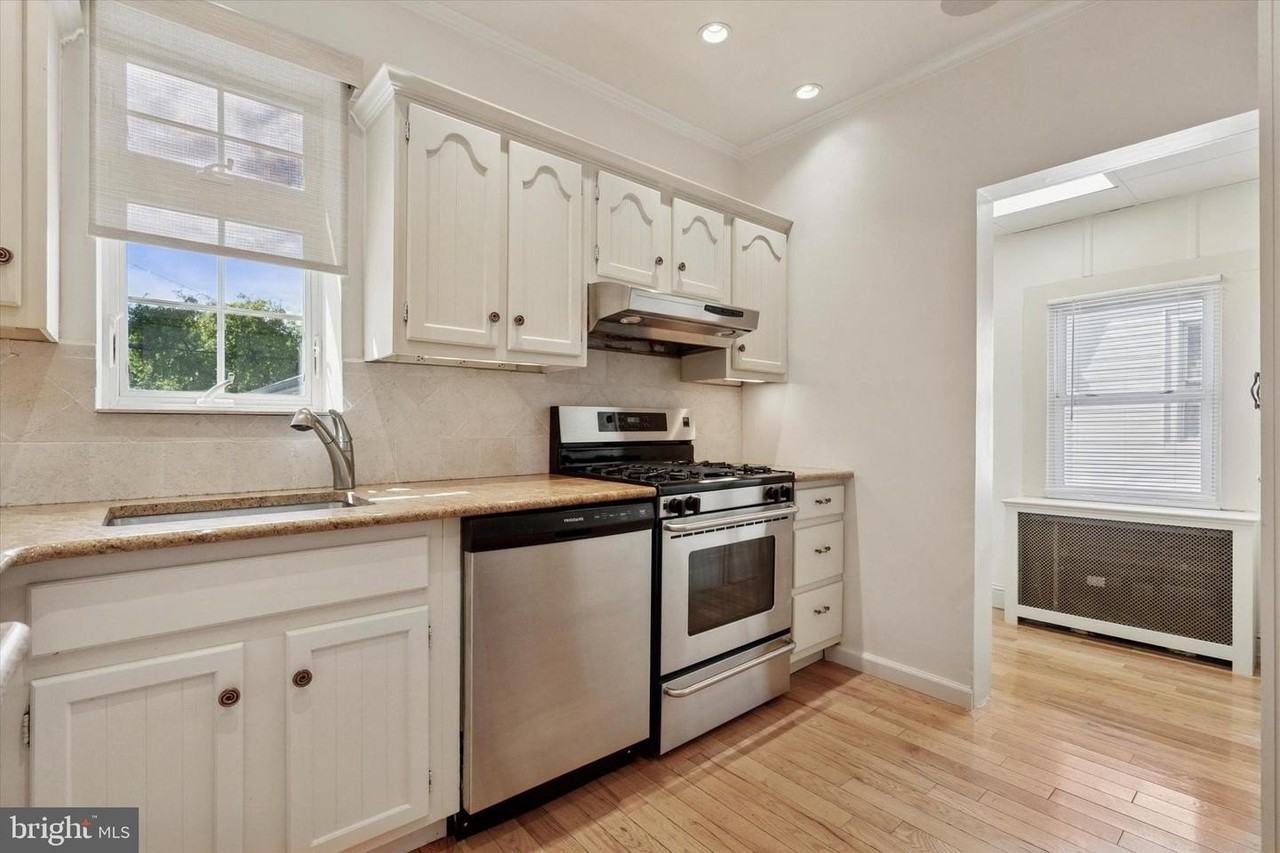 122 Conway Ave - Photo 4 of 32