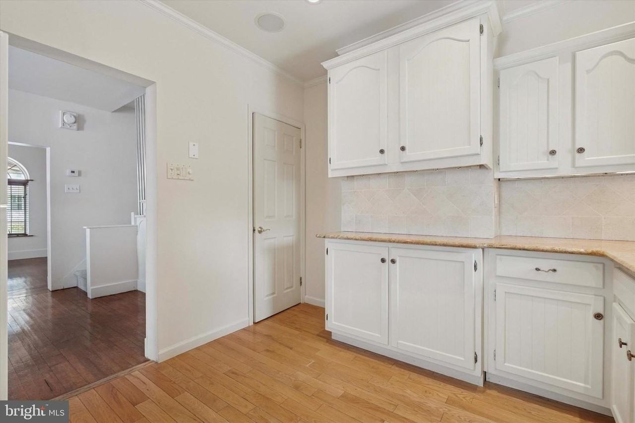 122 Conway Ave - Photo 6 of 32