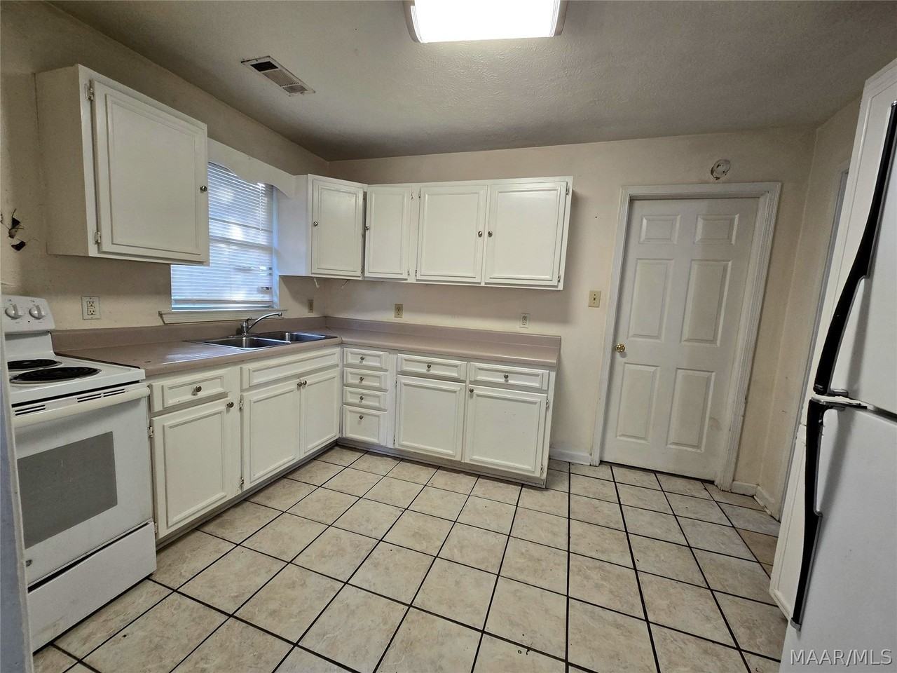 222 Empire Rd - Photo 4 of 10