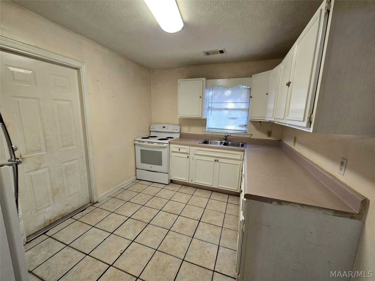 222 Empire Rd - Photo 5 of 10