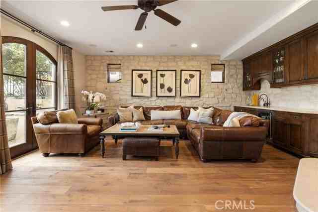 415 28th St - Photo 4 of 5