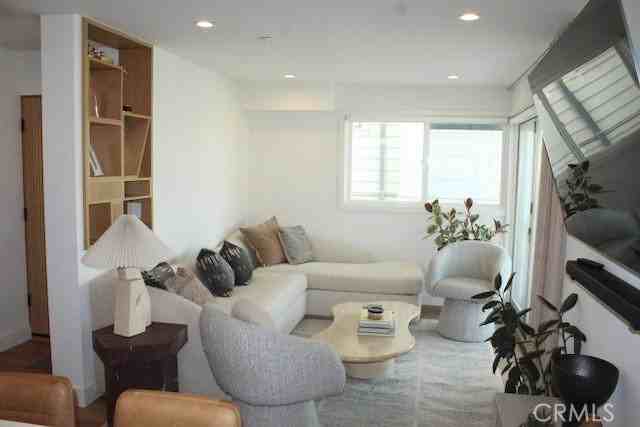 3302 Manhattan Ave - Photo 3 of 8