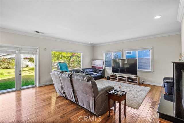 1807 10th St - Photo 2 of 7