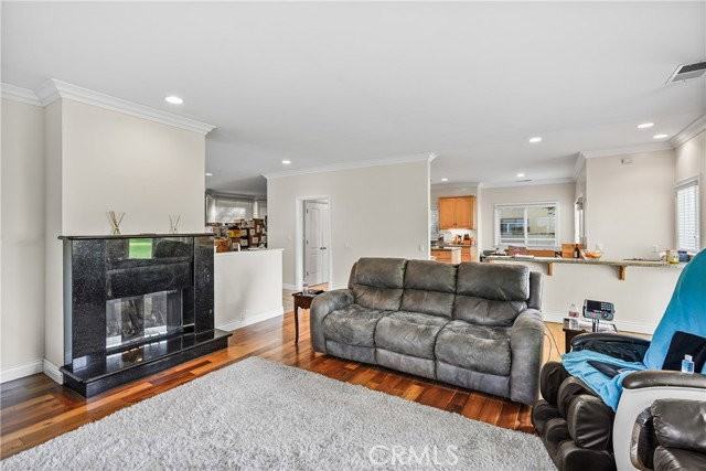 1807 10th St - Photo 4 of 7