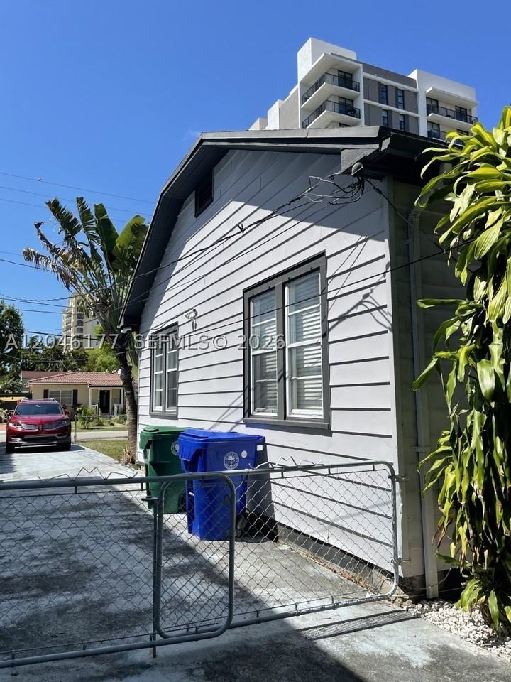 3665 Sw 15th St - Photo 2 of 19