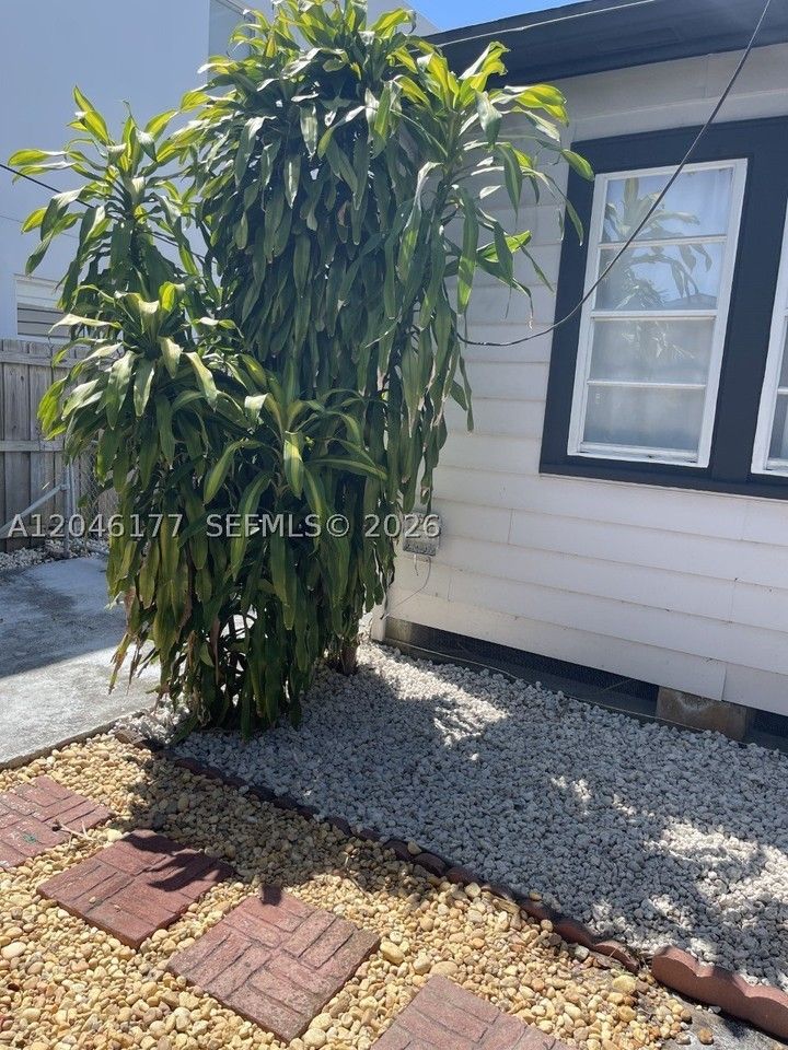 3665 Sw 15th St - Photo 5 of 19