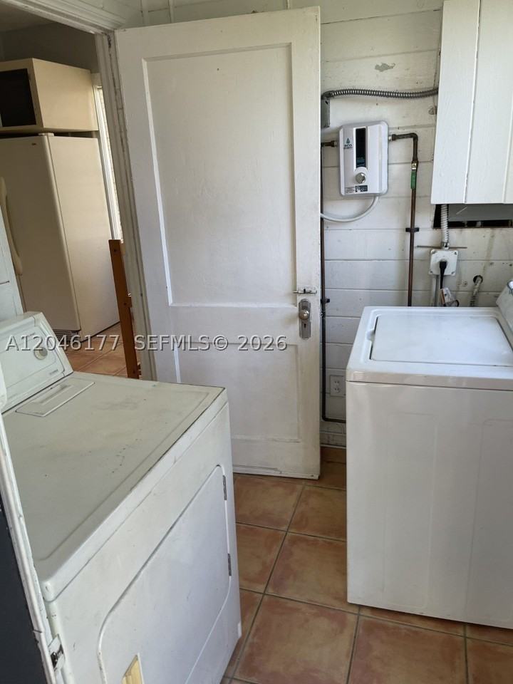 3665 Sw 15th St - Photo 6 of 19