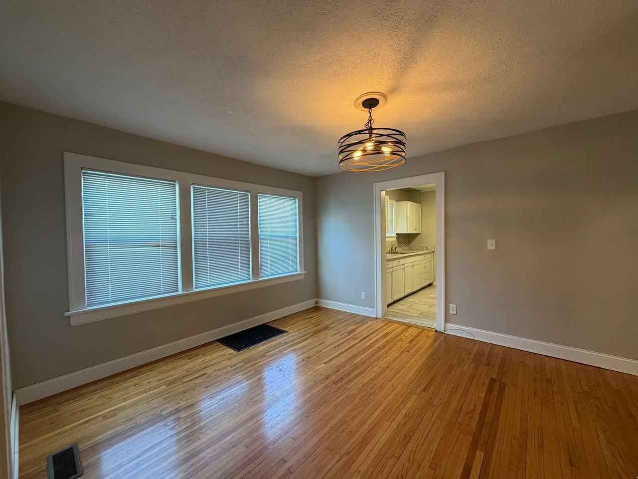 1001 E Loren St - Photo 5 of 14