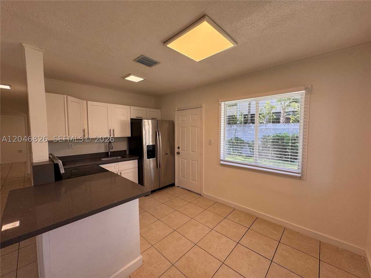 2540 Ne 181st St #2542 - Photo 2 of 12