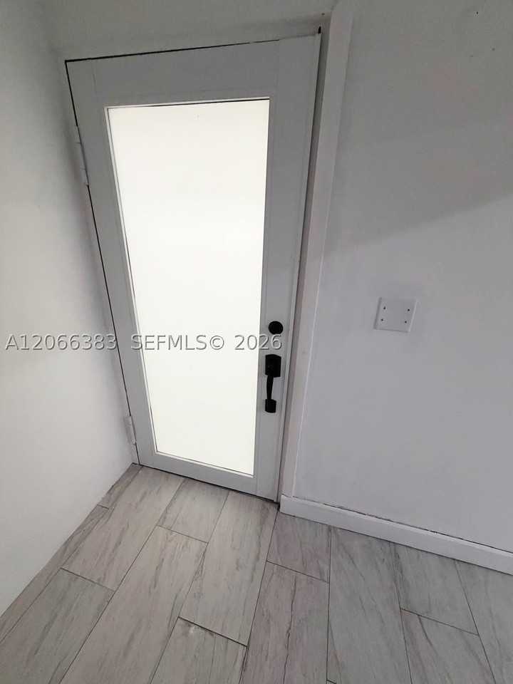 716 Sw 11th Ave #B - Photo 2 of 13