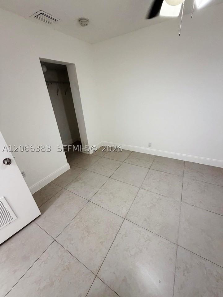 716 Sw 11th Ave #B - Photo 3 of 13