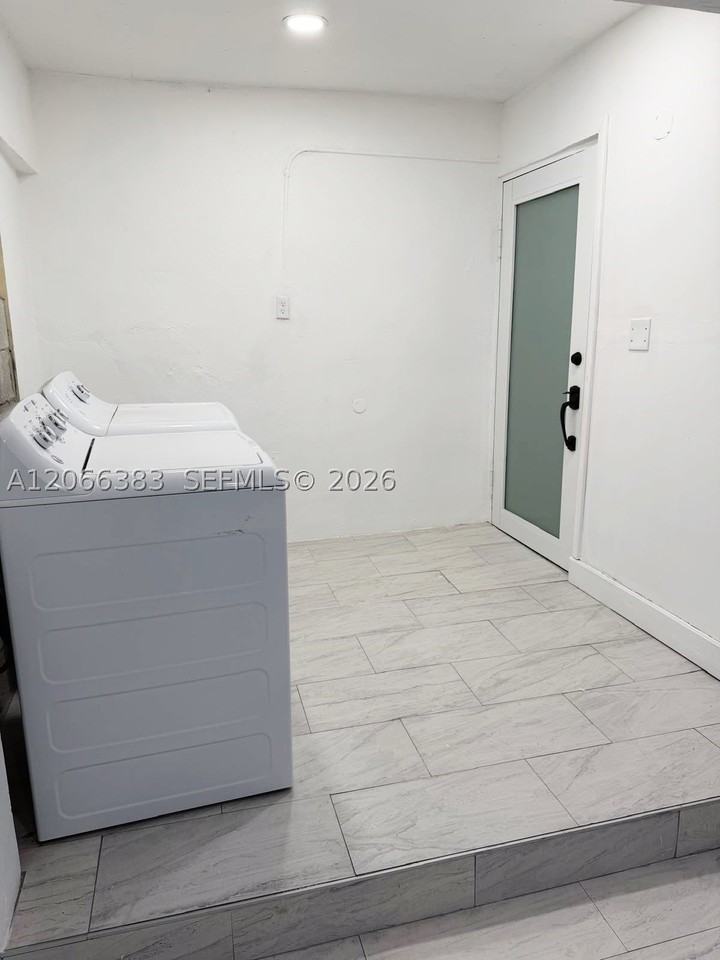 716 Sw 11th Ave #B - Photo 6 of 13