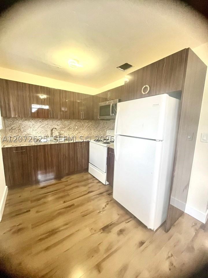 15350 Ne 14th Ct - Photo 3 of 18