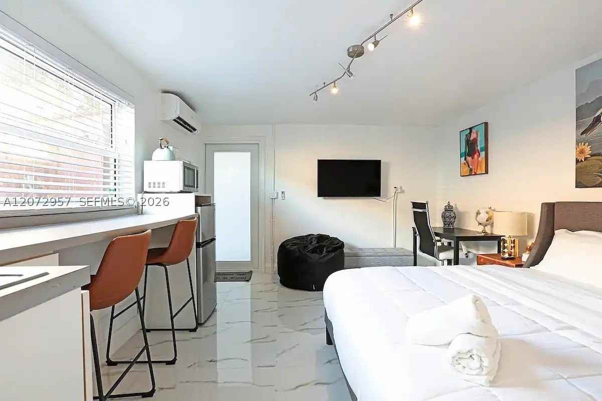 1100 Ne 1st Ave #C - Photo 3 of 9