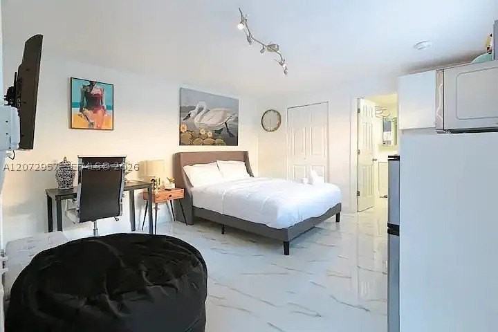 1100 Ne 1st Ave #C - Photo 5 of 9