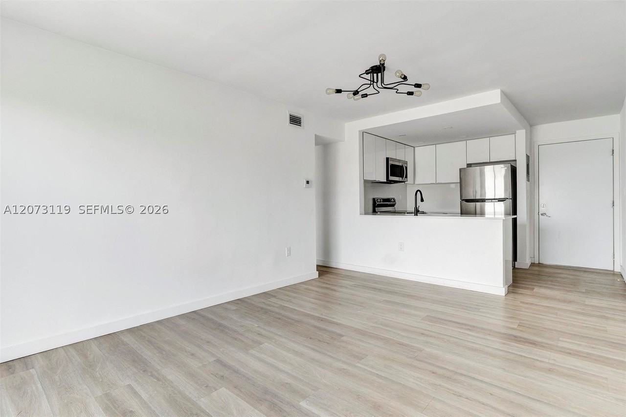 620 Sw 10th St #305 - Photo 2 of 18