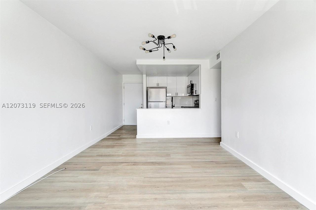 620 Sw 10th St #305 - Photo 3 of 18