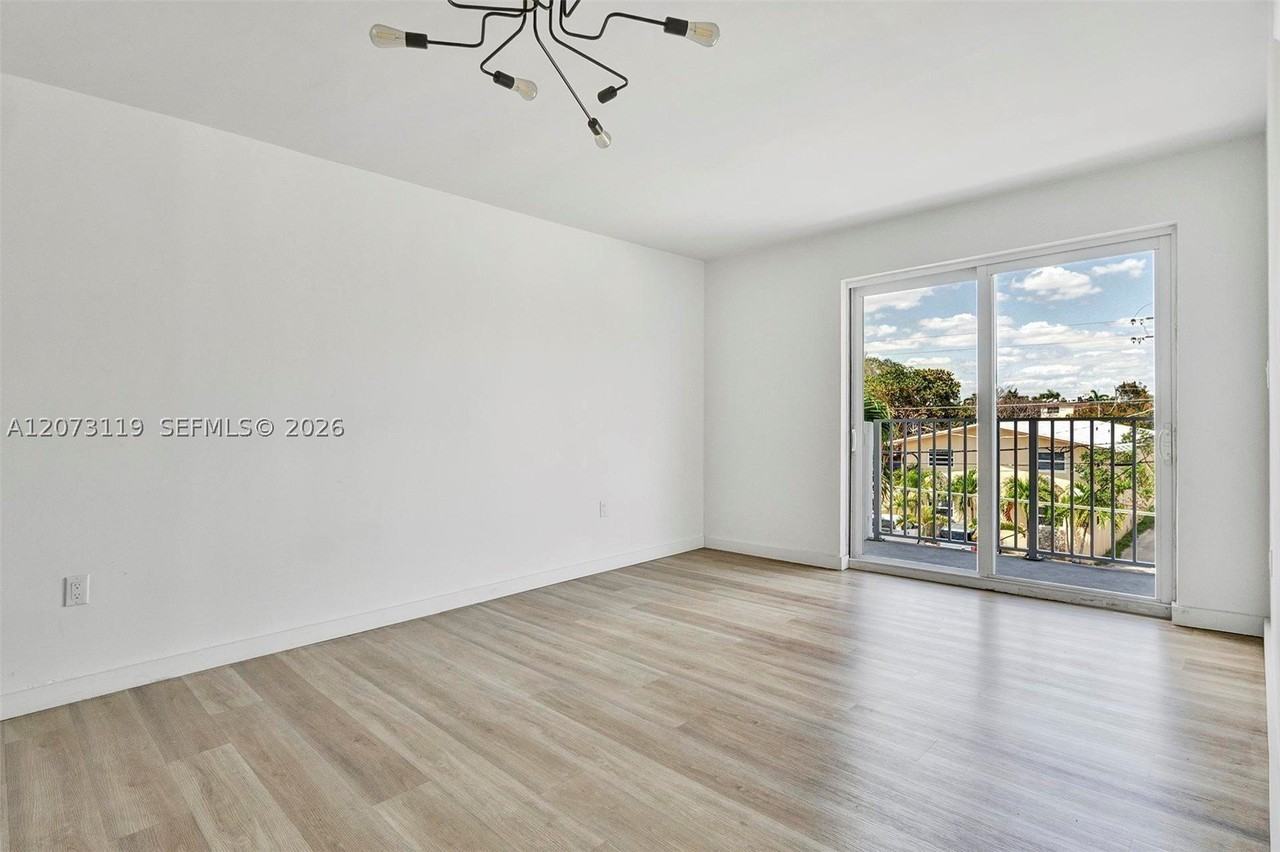 620 Sw 10th St #305 - Photo 5 of 18