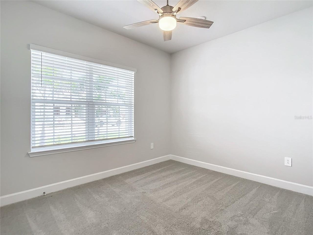 16876 Castoro Dr - Photo 4 of 31