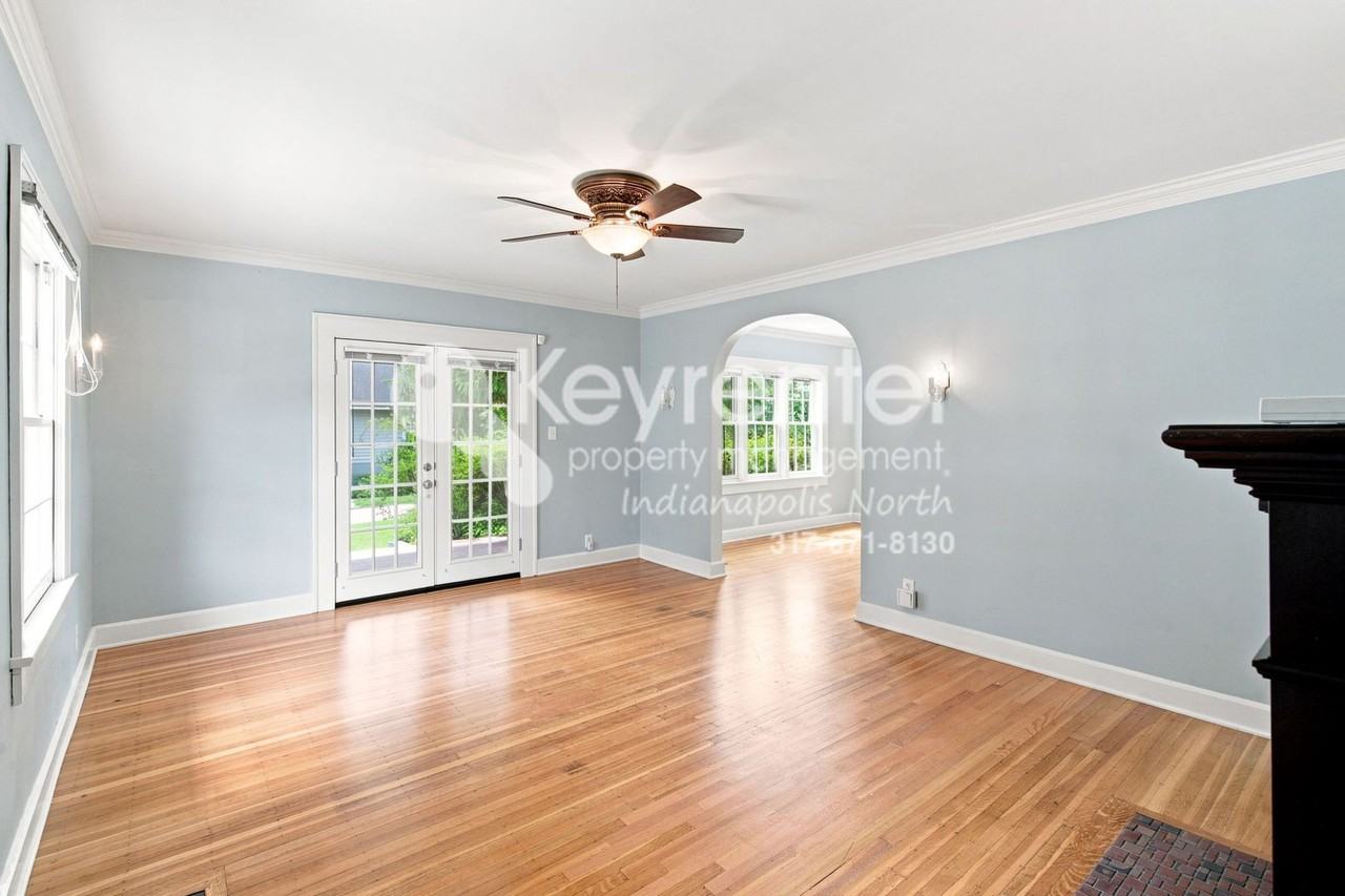 528 W 43rd St - Photo 3 of 16