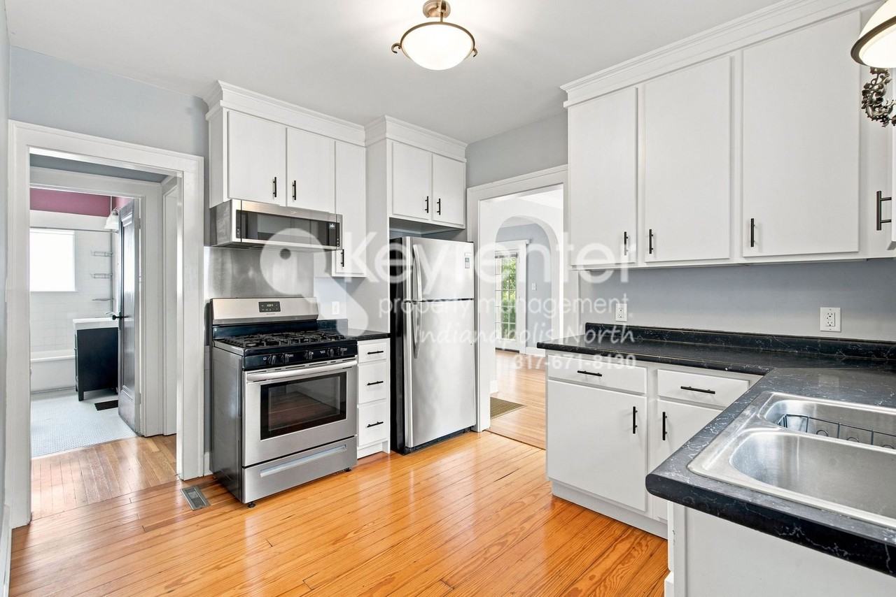 528 W 43rd St - Photo 2 of 16