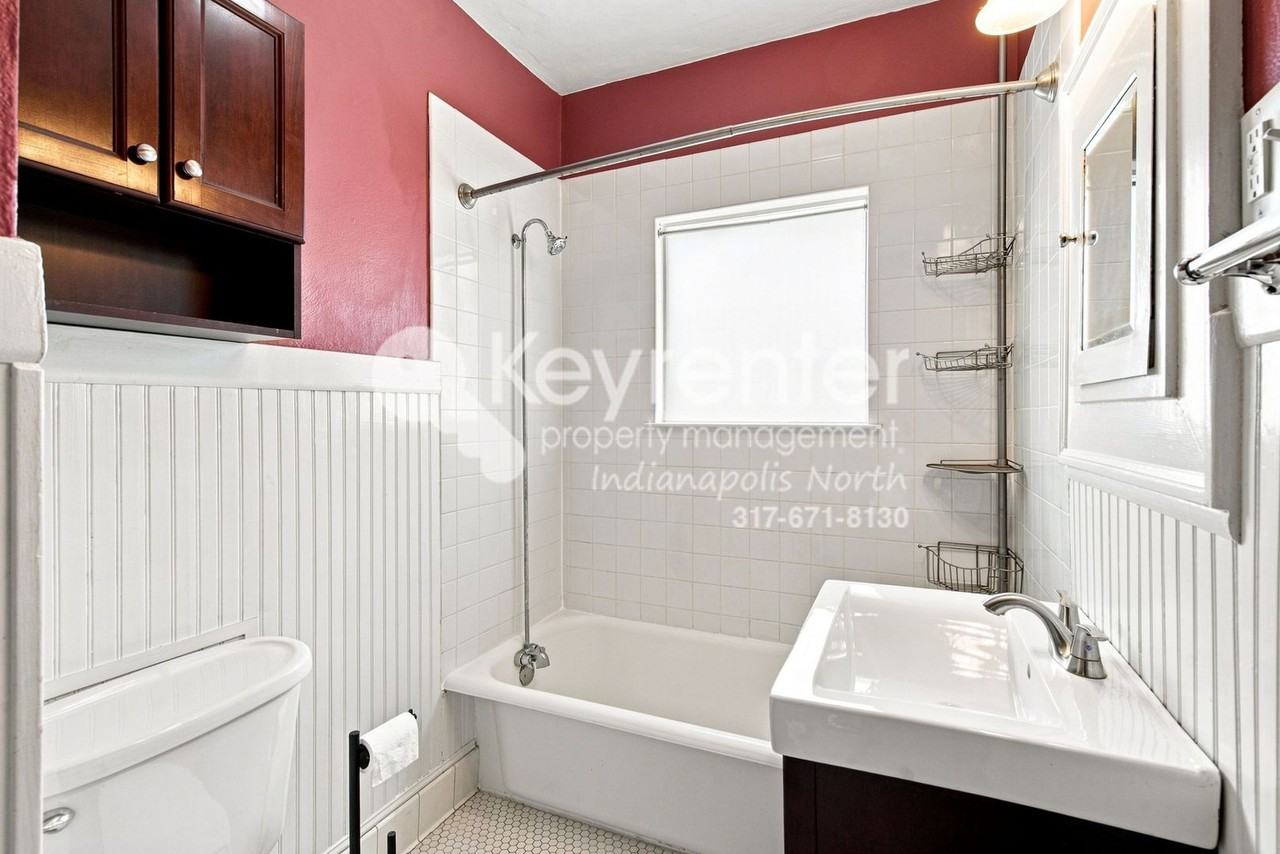 528 W 43rd St - Photo 4 of 16