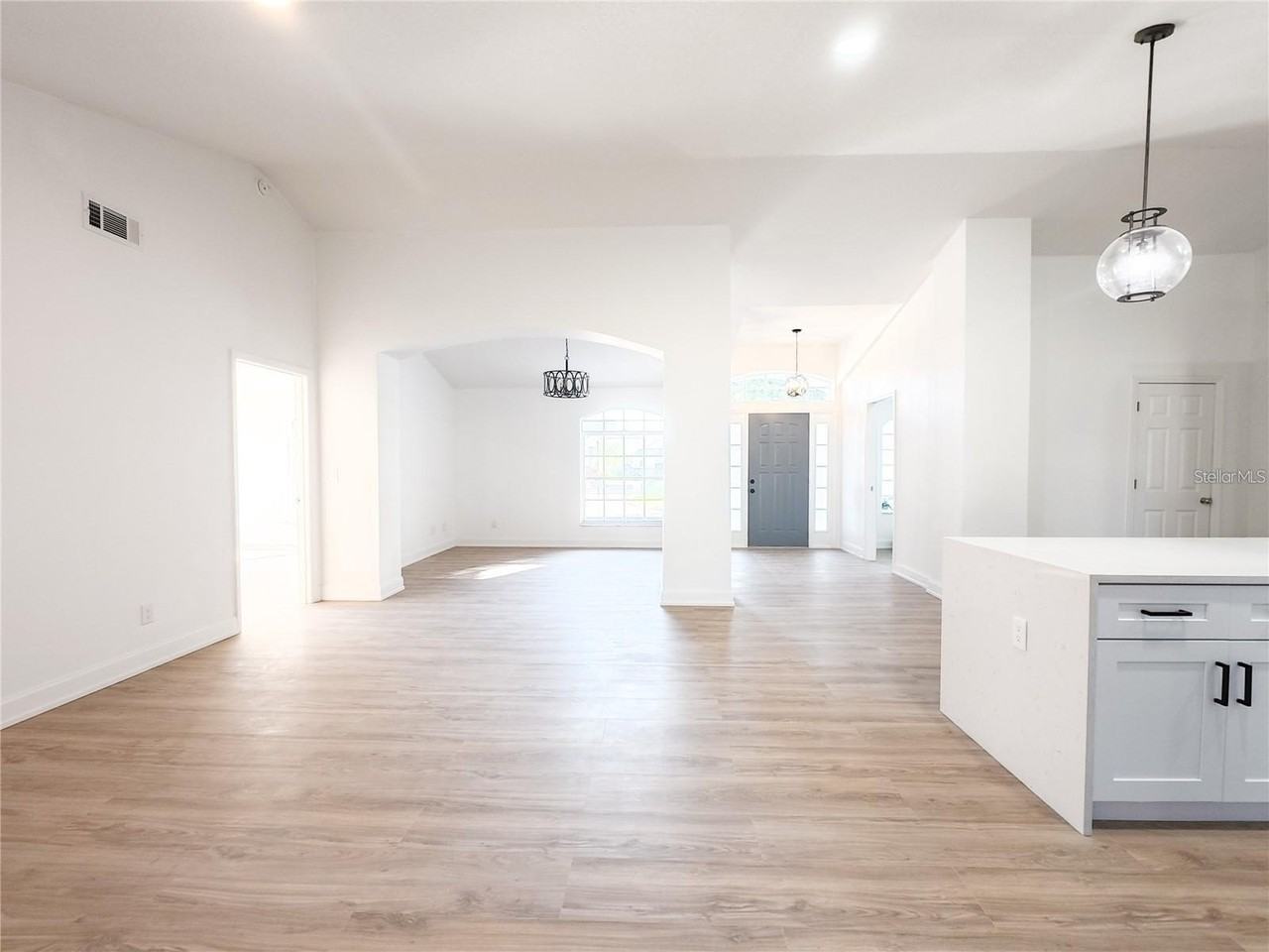 10711 Lake Hill Dr - Photo 6 of 24