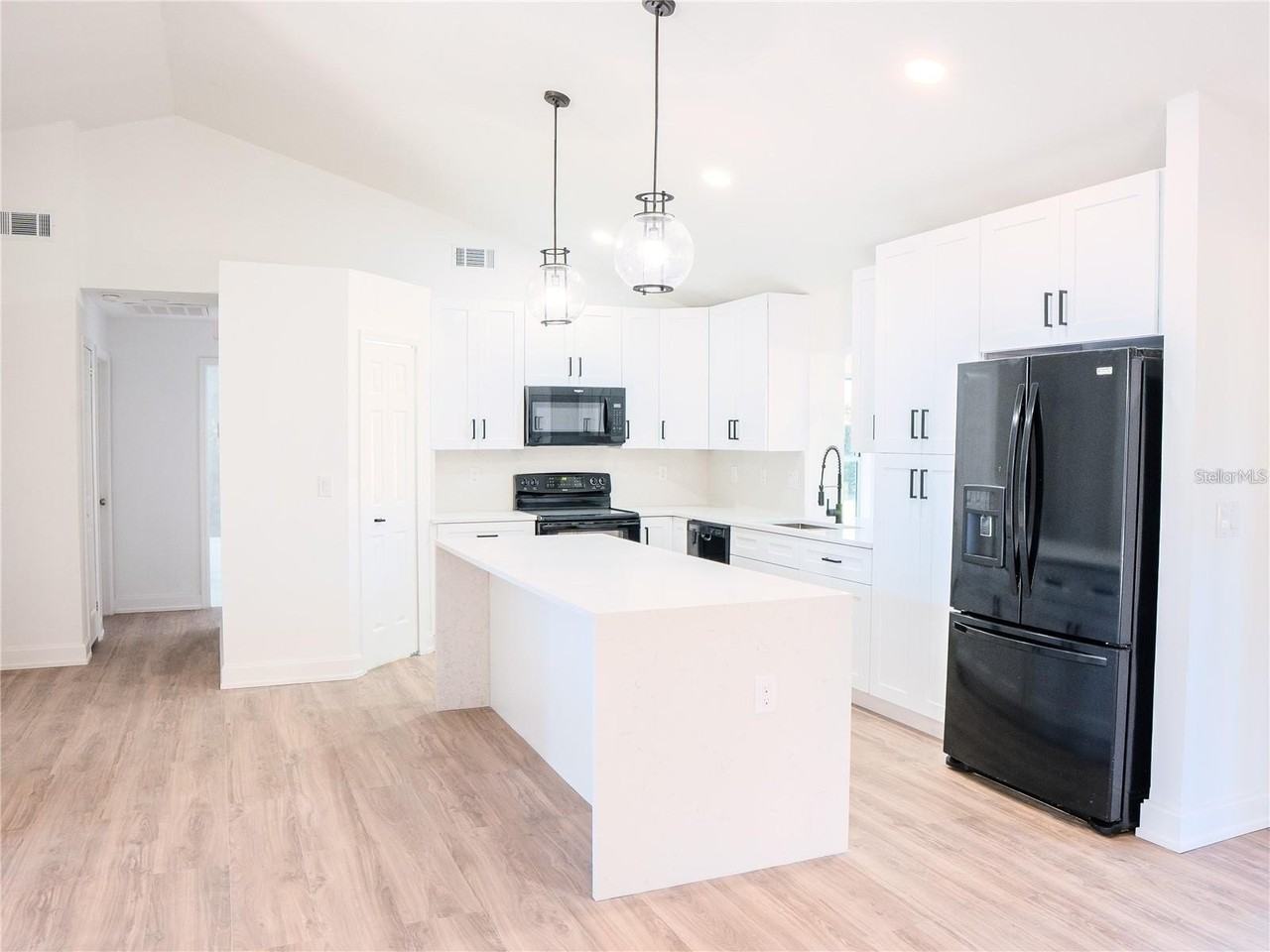 10711 Lake Hill Dr - Photo 7 of 24