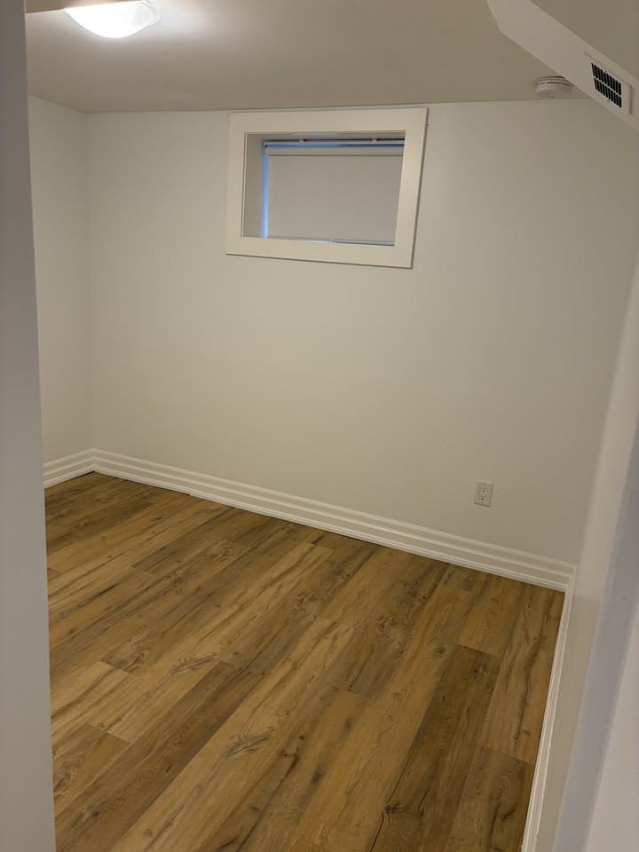 11 Balmoral Avenue South #3 - Photo 3 of 11