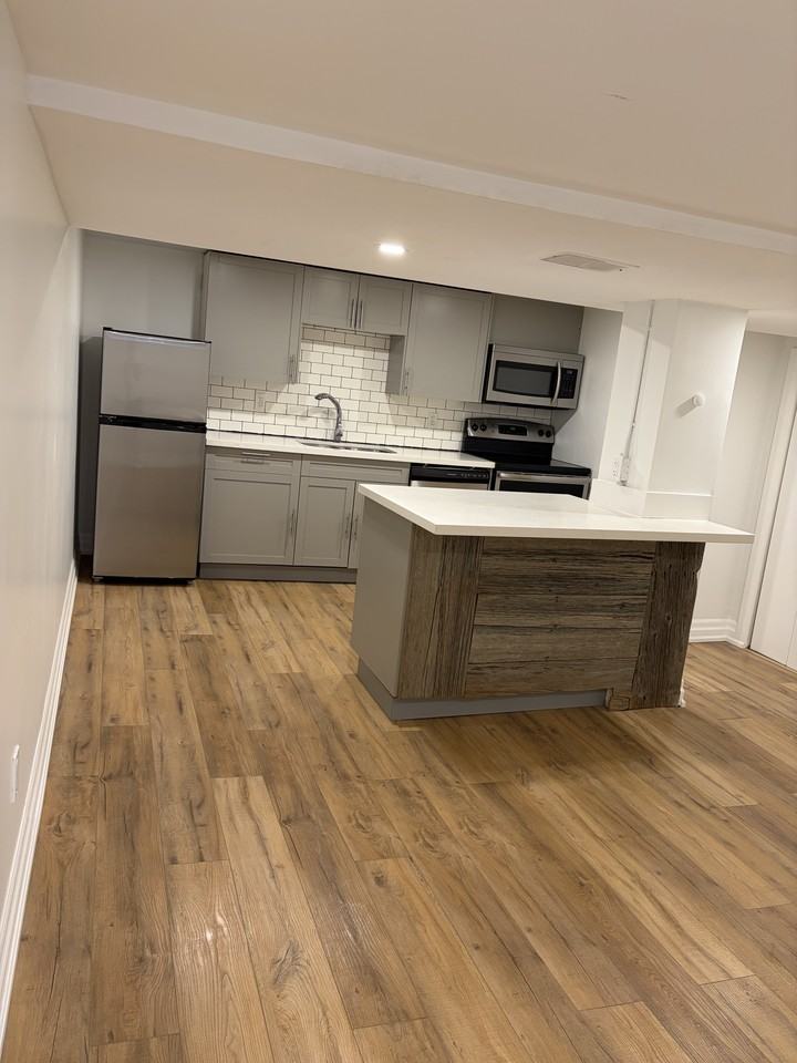 11 Balmoral Avenue South #3 - Photo 4 of 11