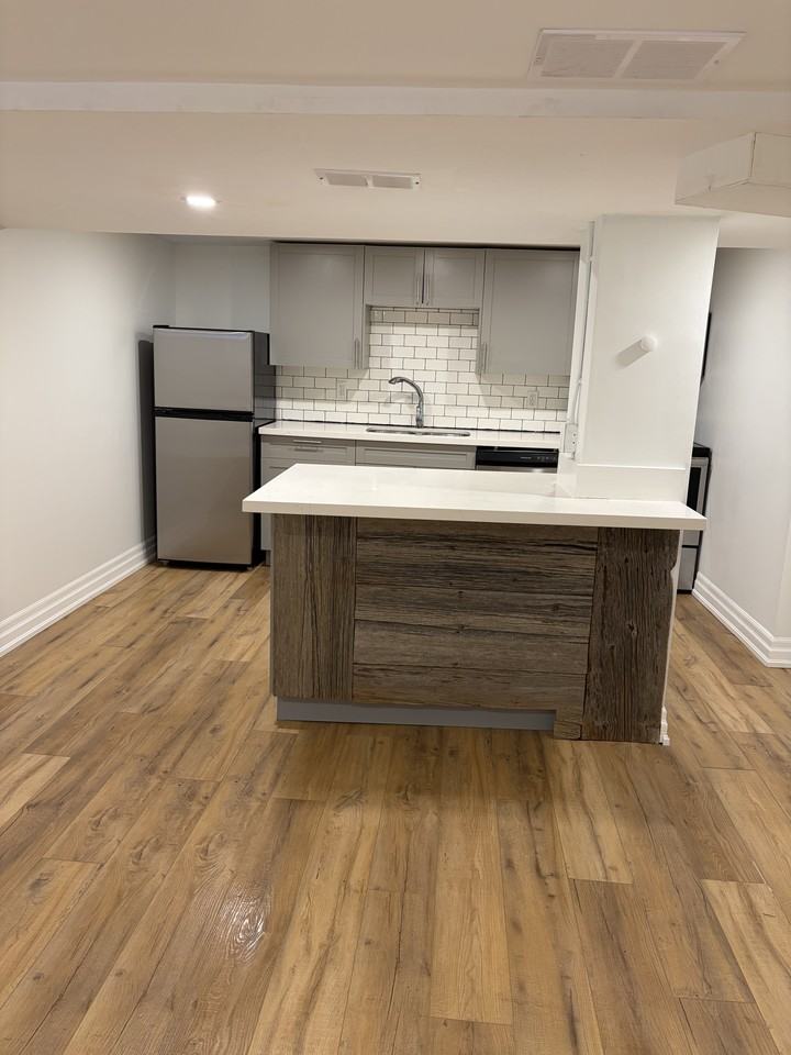 11 Balmoral Avenue South #3 - Photo 5 of 11