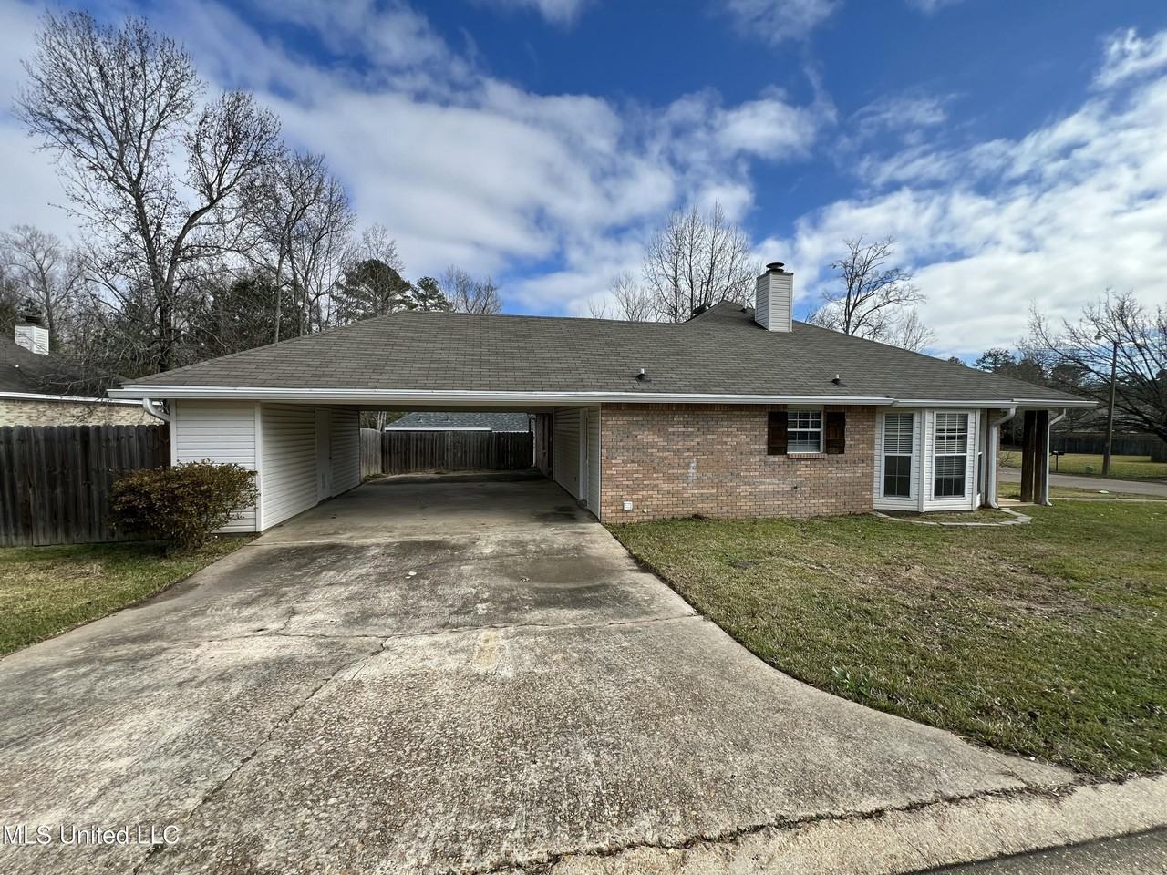 2001 Windchase Cir - Photo 2 of 18