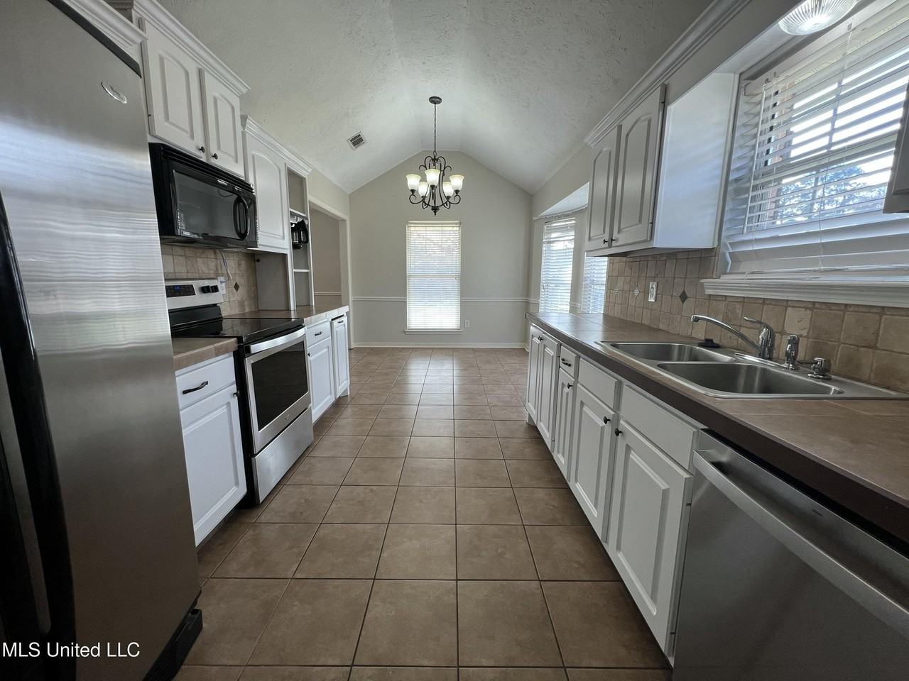 2001 Windchase Cir - Photo 5 of 18