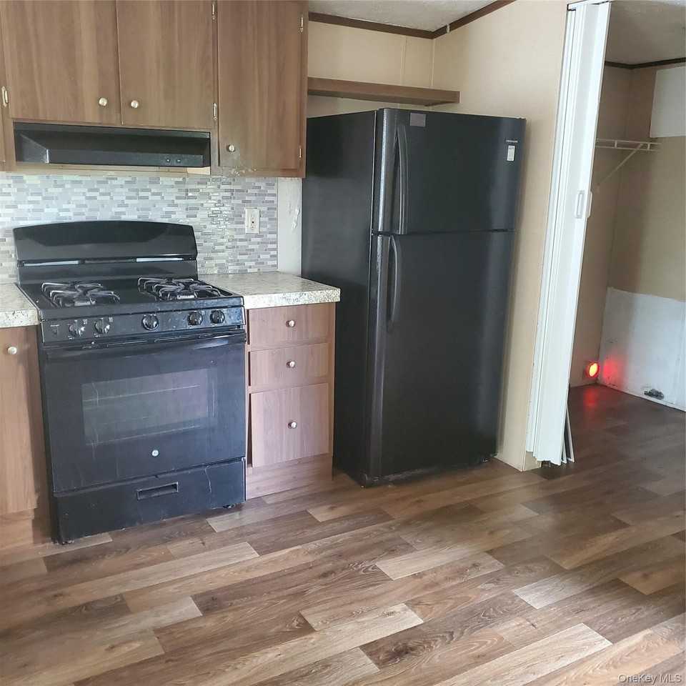 368 Union Ave #4 - Photo 3 of 8