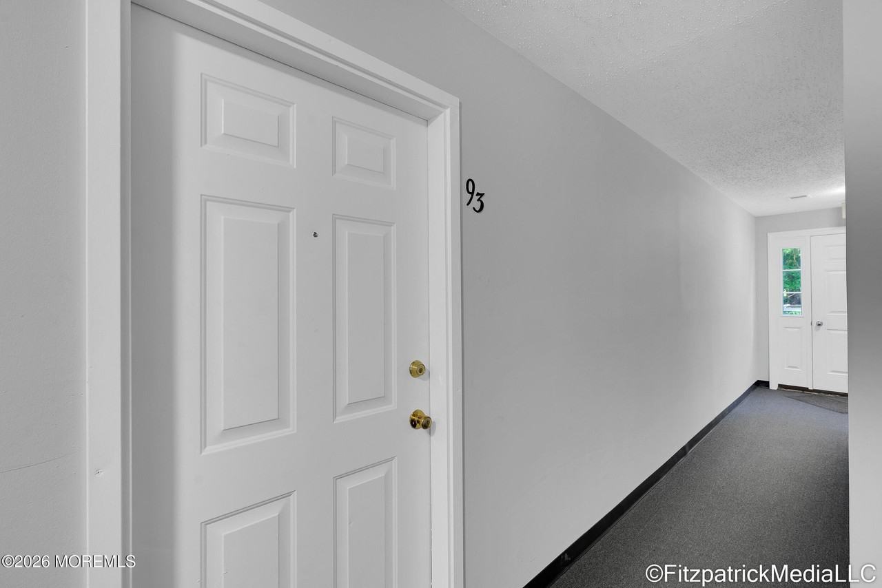 93 Diane Dr - Photo 4 of 23