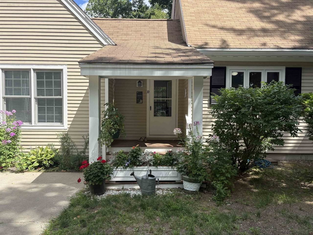 19 Cross Country Ln - Photo 2 of 31