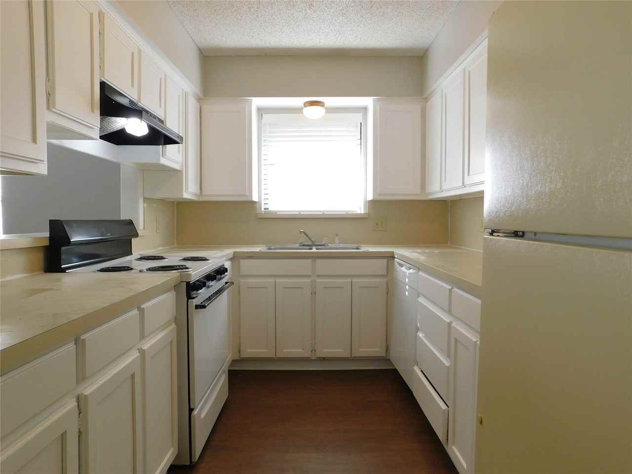 2214 Bernard St - Photo 6 of 16
