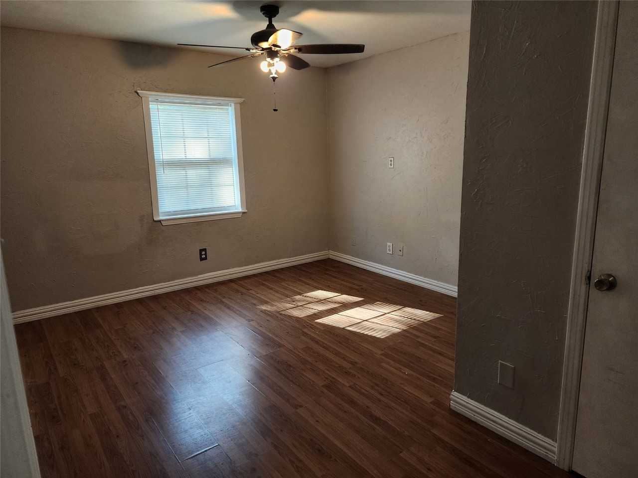 808 Howell Dr - Photo 2 of 16