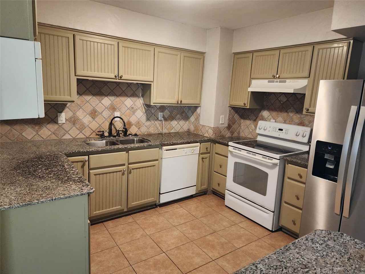 808 Howell Dr - Photo 4 of 16