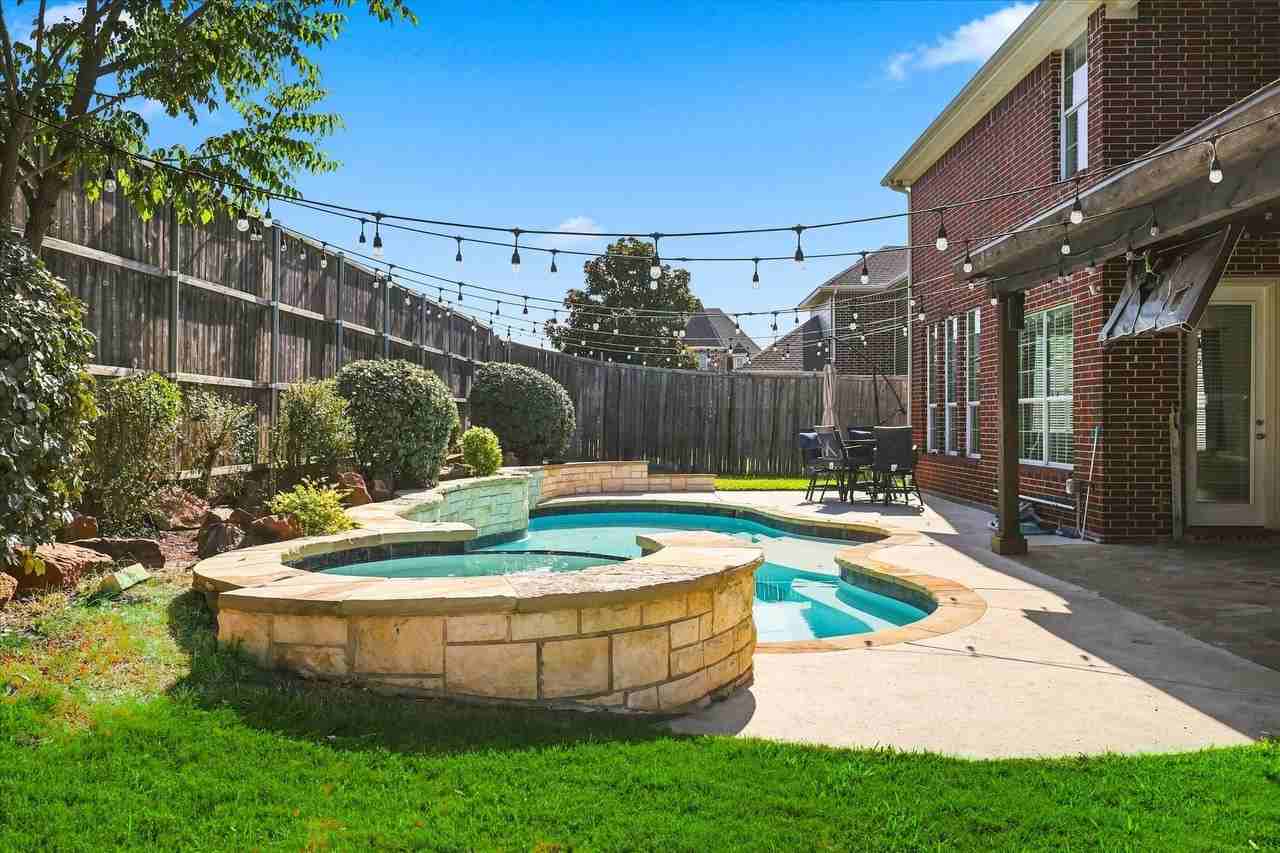 509 Wentworth Ln - Photo 2 of 40