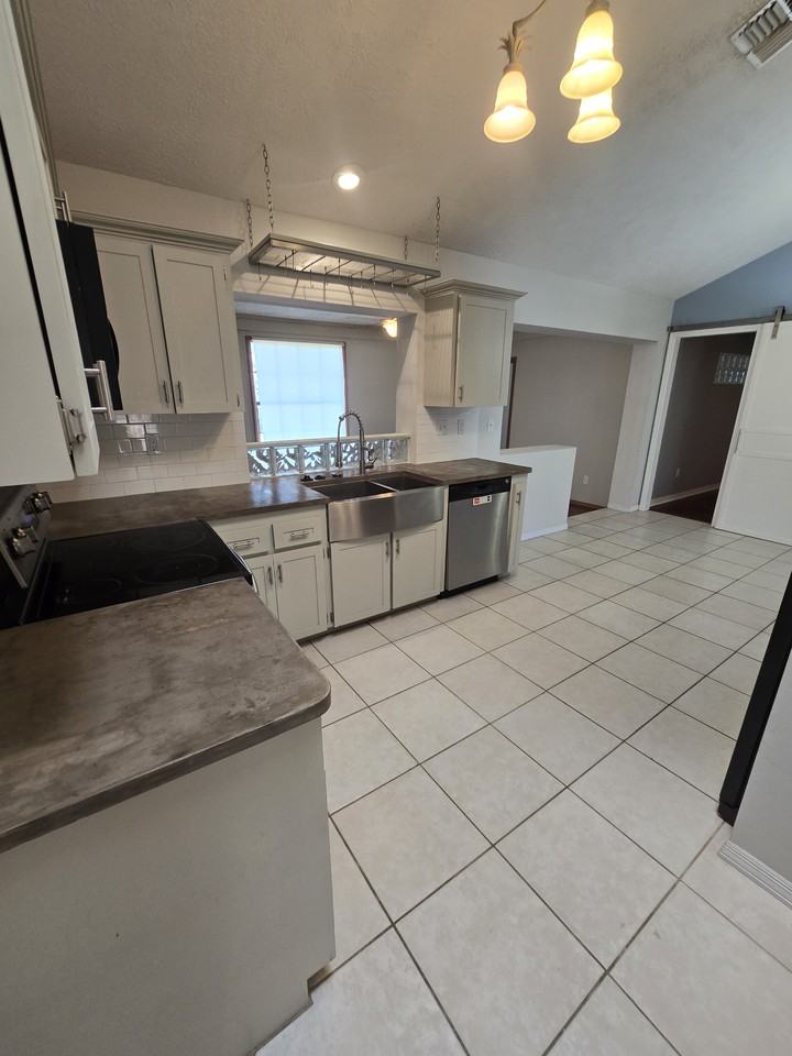 13309 Woodward Dr - Photo 6 of 30